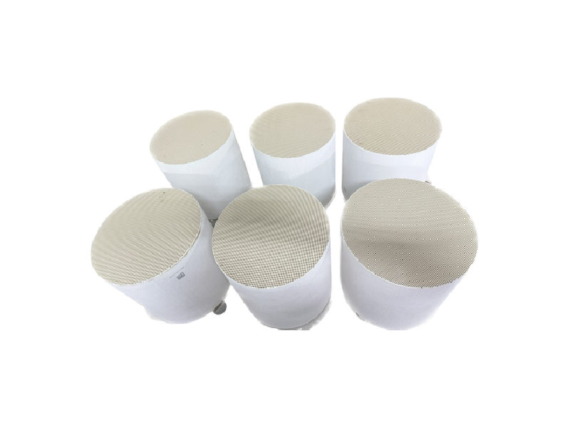 陶瓷載體：堇青⽯材質製成，耐溫攝⽒1400度以上。