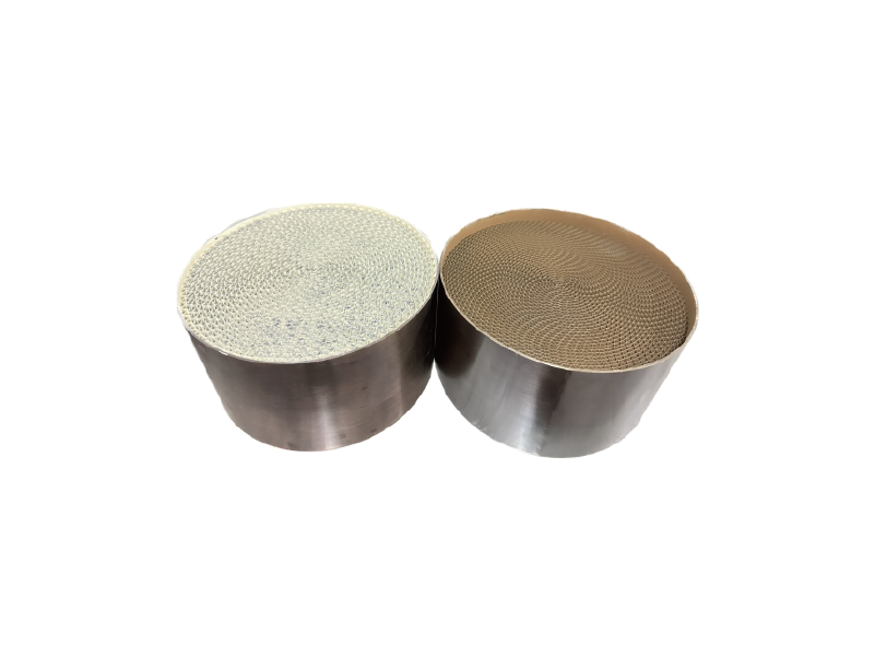 ⾦屬載體：鐵烙鋁的特殊⾦屬薄⽚，捲成類似蜂窩體，為⼀體成型觸媒轉化器。